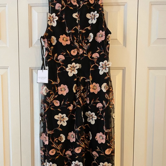 NEW-Beautiful black mesh embroidered dress - Picture 3 of 9